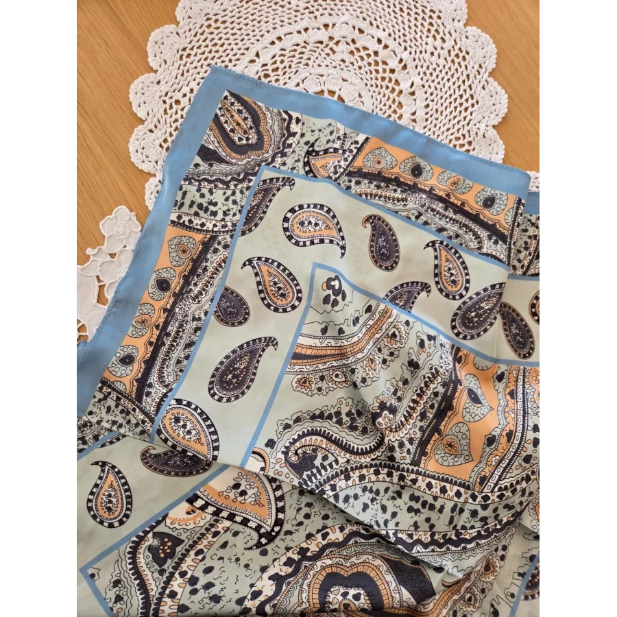 Foulard carré soyeux bleu ciel cashmere