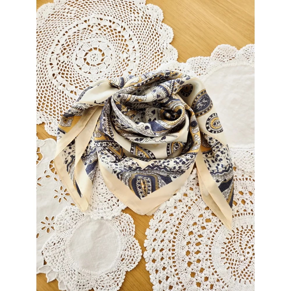 Foulard carré soyeux beige et jaune cashmere