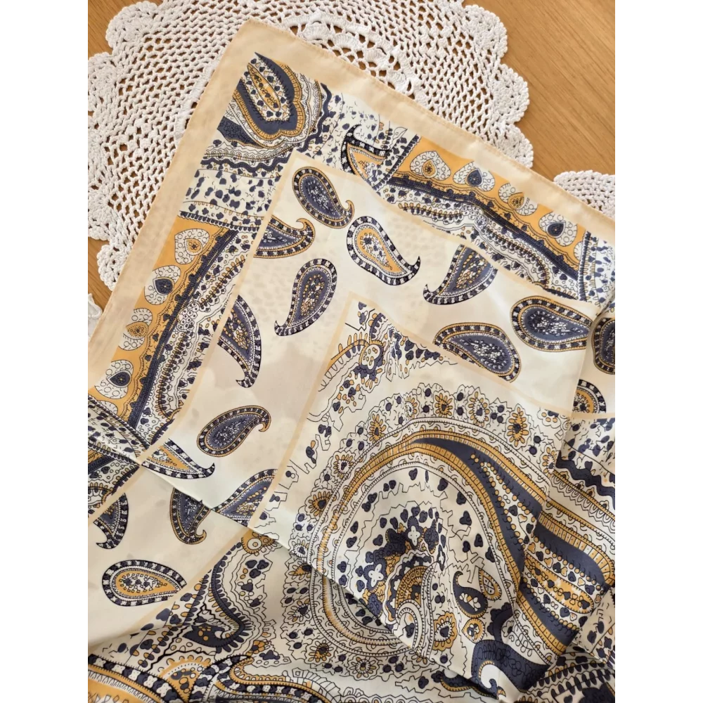 Foulard carré soyeux beige et jaune cashmere