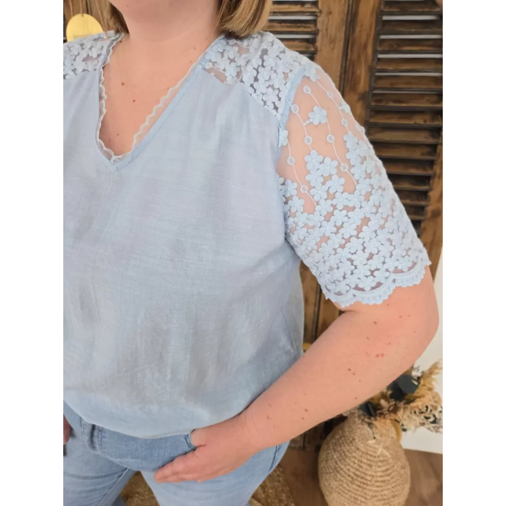 Blouse Tiffany bleu ciel dentelle GT M610 Maelle