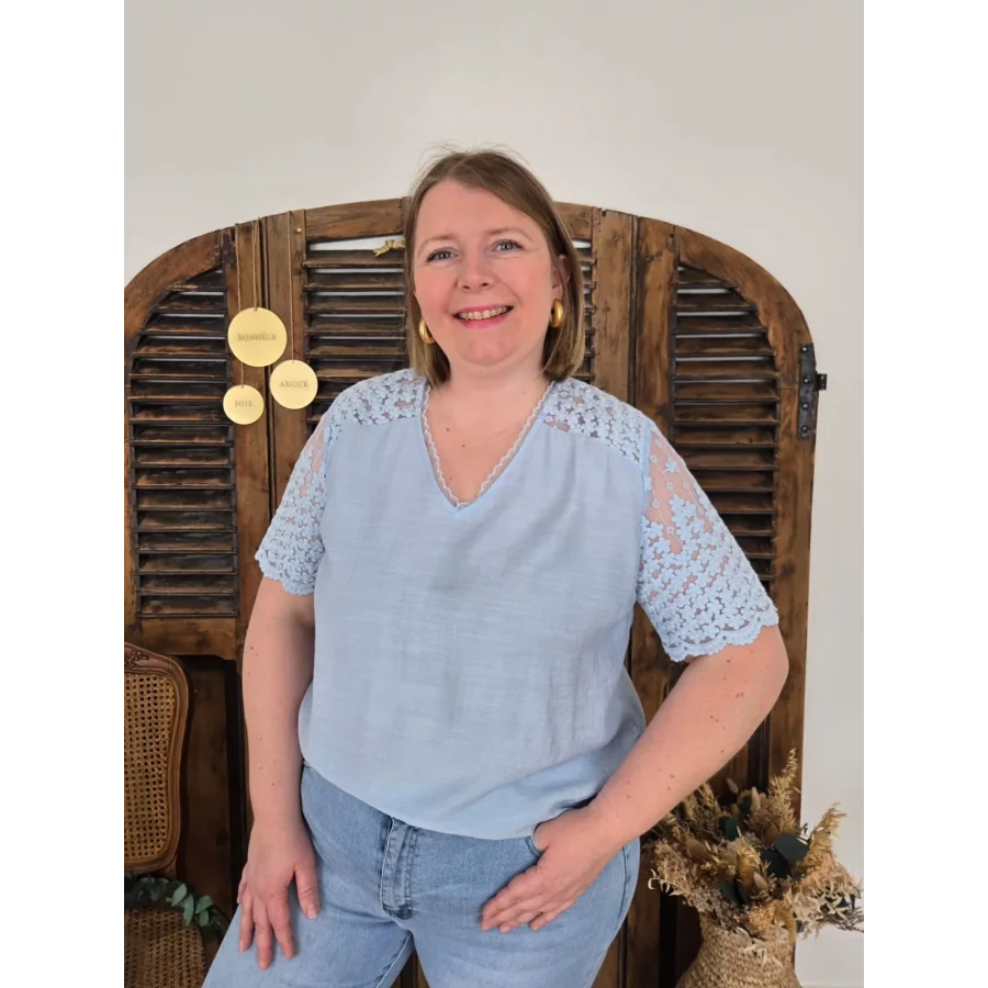 Blouse Tiffany bleu ciel dentelle GT M610 Maelle