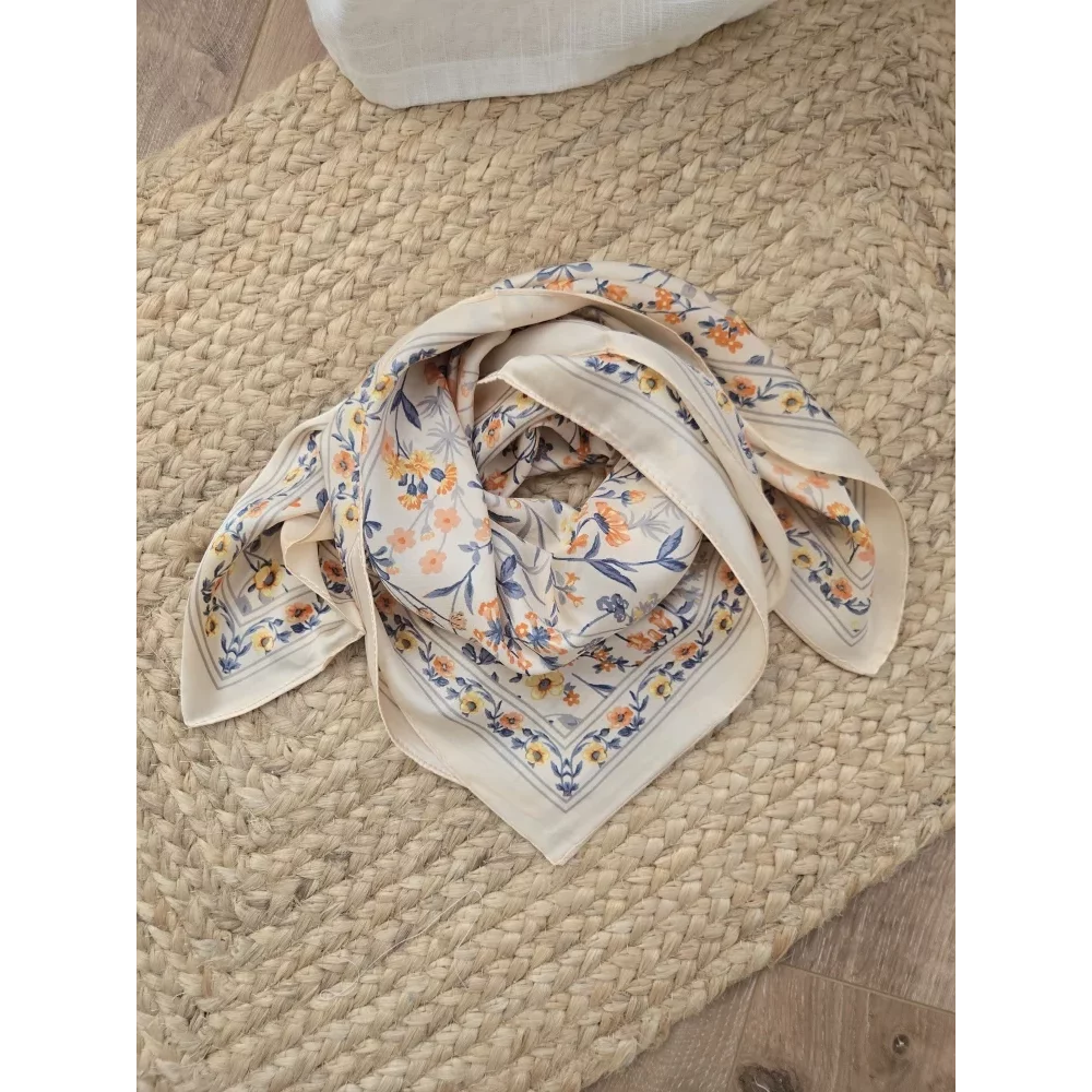 Foulard carré soyeux beige fleurs orange