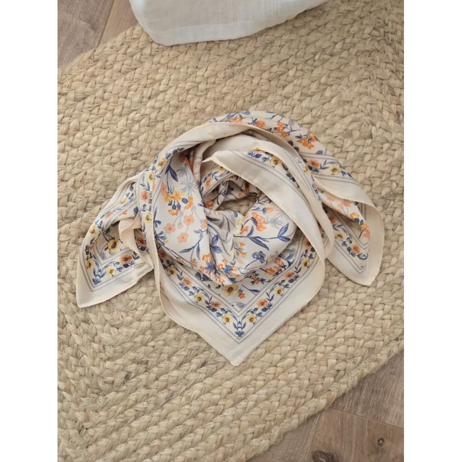 Foulard carré soyeux beige fleurs orange