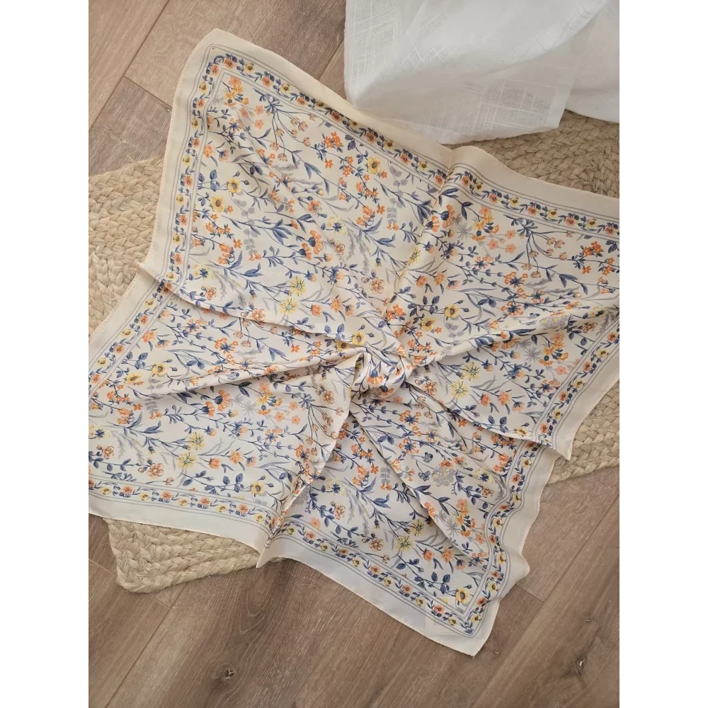 Foulard carré soyeux beige fleurs orange