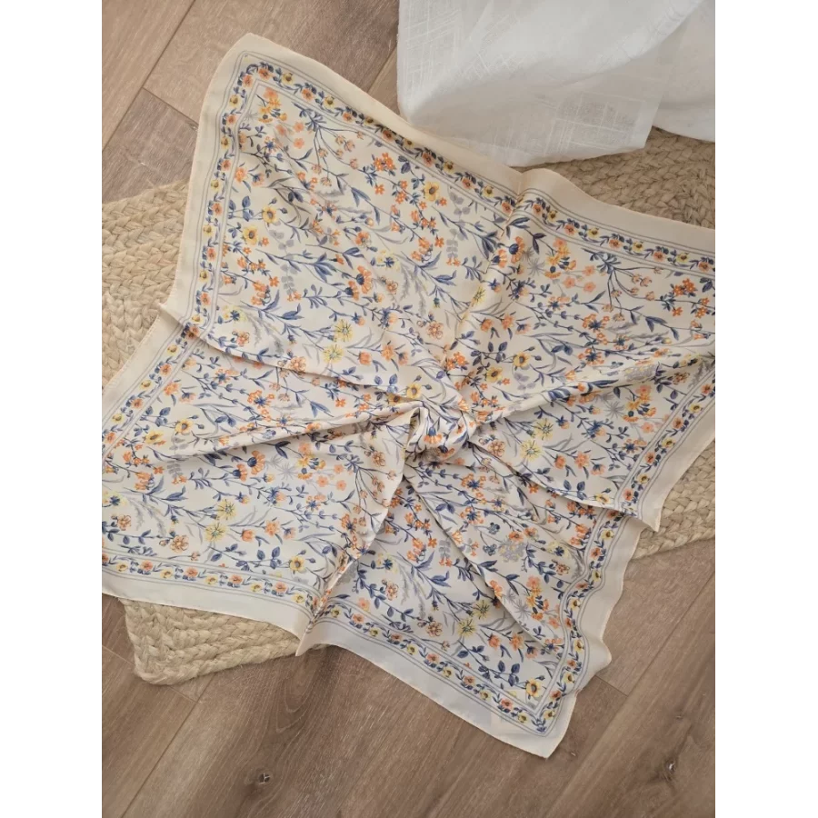 Foulard carré soyeux beige fleurs orange