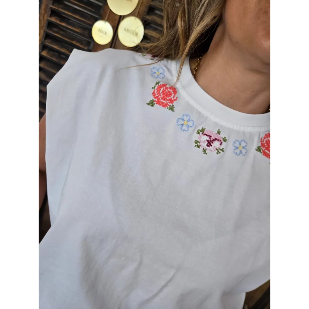 T-shirt Bastien blanc fleurs brodées au col