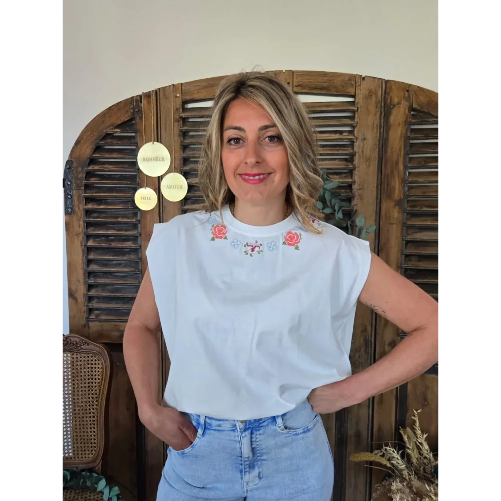 T-shirt Bastien blanc fleurs brodées au col