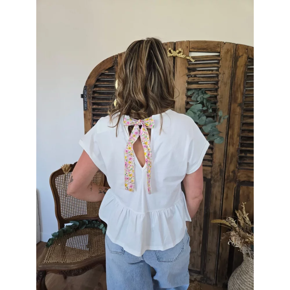 T-shirt Briac bland noeur fleuri dans la nuque