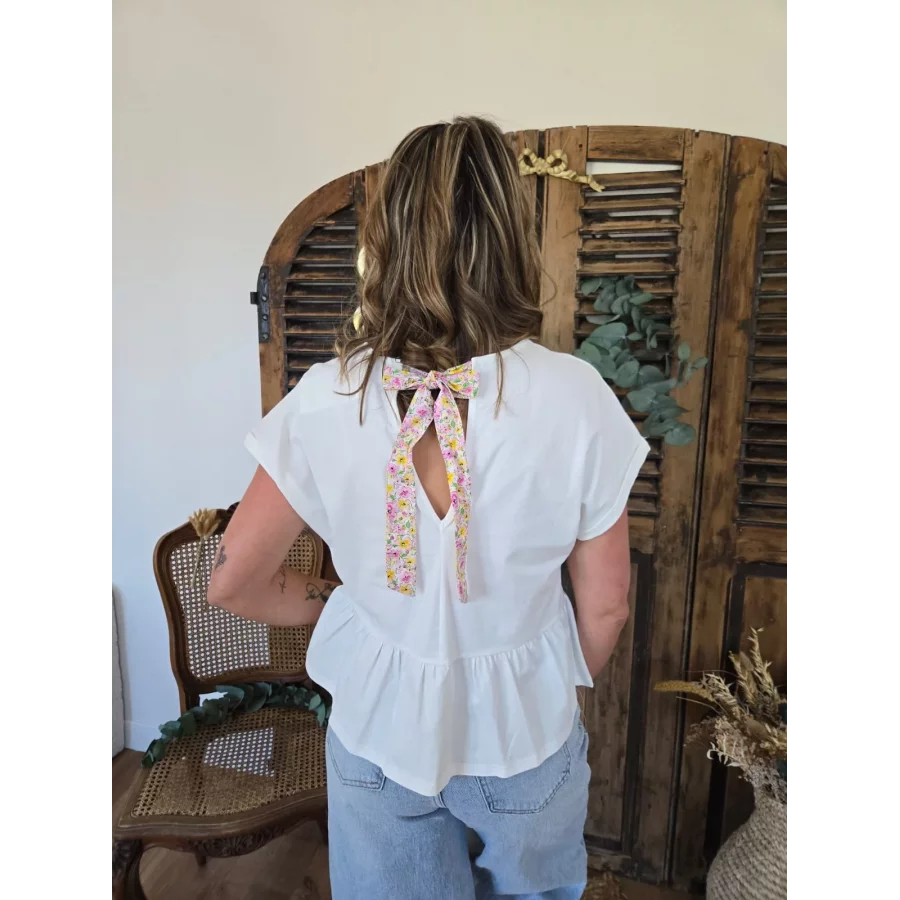 T-shirt Briac bland noeur fleuri dans la nuque